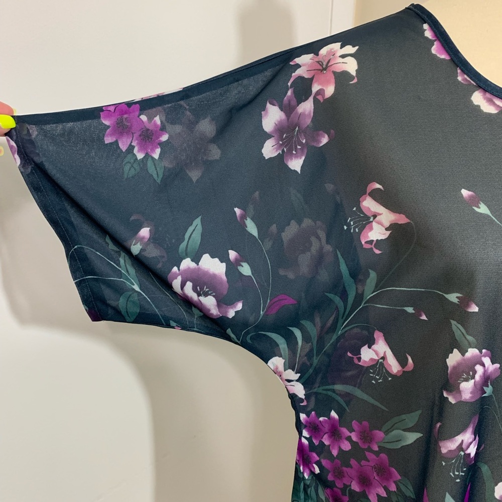 Women’s Sheer Flower Blouse - Picture 4 of 8